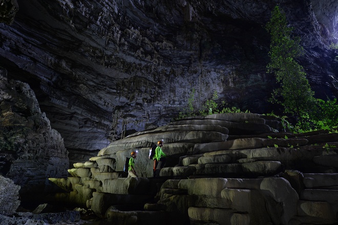 Điểm ấn tượng ở hang Tiên chính là những bậc thềm thạch nhũ ngay ở cửa hang. Nhờ ánh sáng ngoài trời có thể chiếu rọi vào bên trong nên thực vật ở đây phát triển khá tốt, tạo thành bức tranh thiên nhiên hùng vĩ.